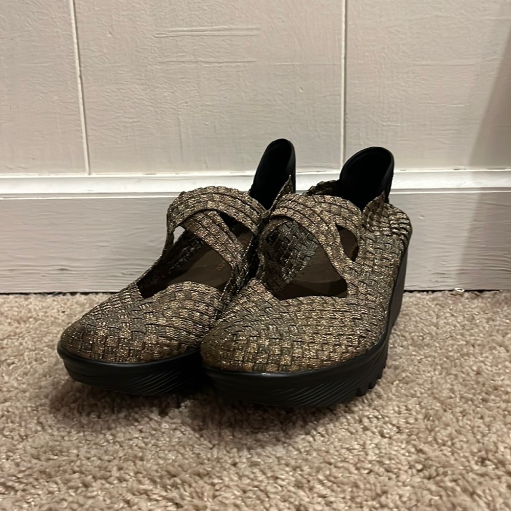 Bernie mev. Gold slip ons